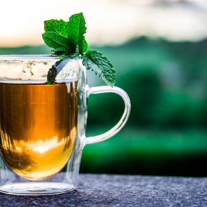 编辑在深夜台灯下整理读者来信，桌上放着一杯凉了的茶与几页手写回复，安静沉稳的工作氛围